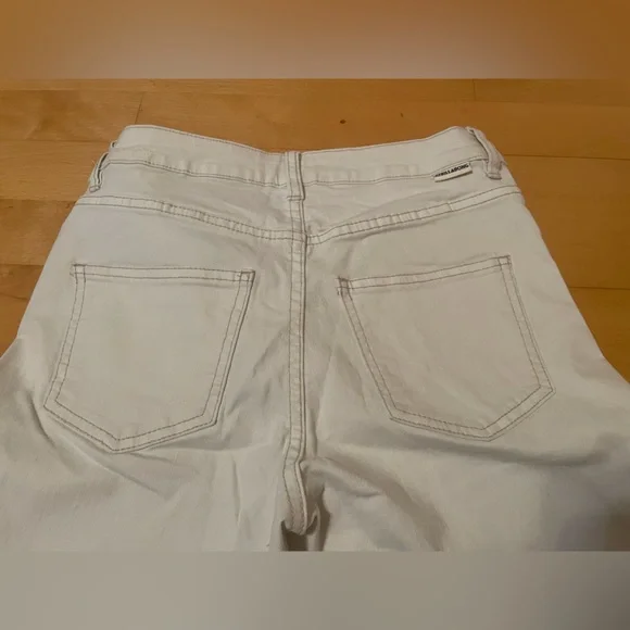 White Billabong ripped knee jeans. Size 28. Used with some stains. - Picture 3 of 12